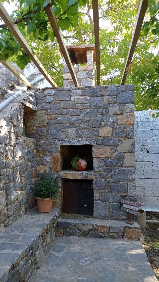 Villatzer - Traditional House With Fireplace And Garden Tzermiádon Eksteriør bilde